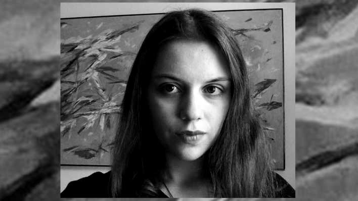 Porträt der jungen Autorin Franziska Link, schwarz-weiß, im Hintergrund ein abstraktes Bild (Quelle: privat)