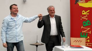 Schauspieler Bernhard Schütz und Musiker Friedemann Matzeit verbeugen sich vor dem Publikum beim Applaus (Quelle: rbb/OHRENBÄR/Birgit Patzelt)