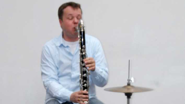 Musiker Friedemann Matzeit spielt Bassklarinette (Quelle: rbb/Redaktion/Birgit Patzelt) Musiker Friedemann Matzeit spielt Bassklarinette (Quelle: rbb/Redaktion/Birgit Patzelt)