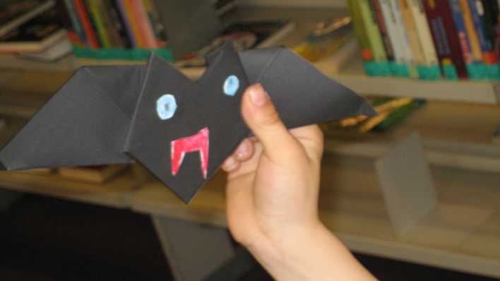 Eine KInderhand zeigt eine gebastelte Fledermaus © rbb/OHRENBÄR 2010 Eine KInderhand zeigt eine gebastelte Fledermaus © rbb/OHRENBÄR 2010