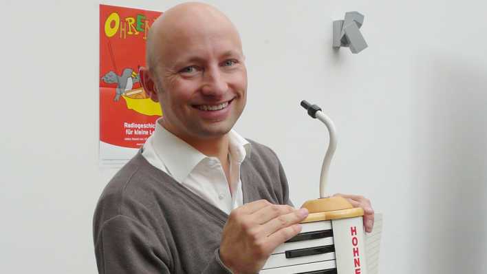 Musiker Volker Schindel mit seiner Claviola © rbb/Redaktion OHRENBÄR