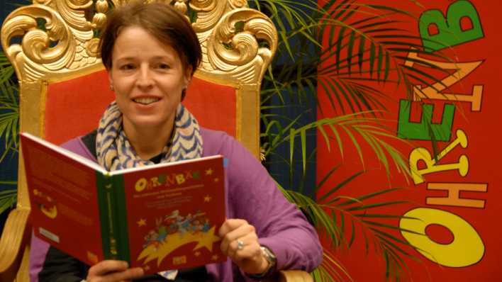 Sandra Schwittau liest aus dem Buch "OHRENBÄR: Die schönsten Weihnachtsgeschichten zum Vorlesen" © rbb/Redaktion OHRENBÄR