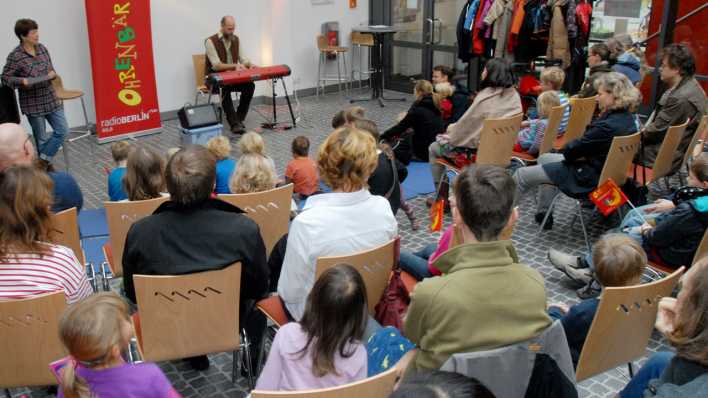 Blick vom Publikum auf OHRENBÄR-Autorin Sabine Ludwig und Musiker Jörg Liesegang am Piano © rbb/Redaktion OHRENBÄR Blick vom Publikum auf OHRENBÄR-Autorin Sabine Ludwig und Musiker Jörg Liesegang am Piano © rbb/Redaktion OHRENBÄR
