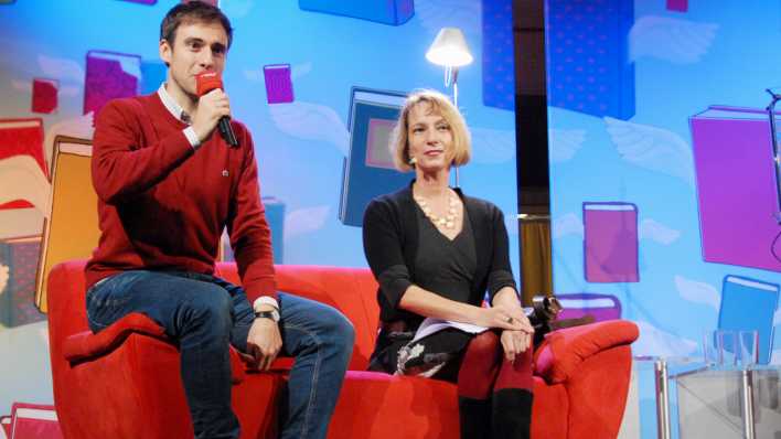 rbb-Moderator Marc Langebeck und OHRENBÄR-Autorin Nina Petrick auf der roten Bühnencouch © rbb/Redaktion OHRENBÄR rbb-Moderator Marc Langebeck und OHRENBÄR-Autorin Nina Petrick auf der roten Bühnencouch © rbb/Redaktion OHRENBÄR