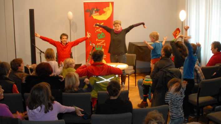 Kinder und Künstler bewegen sich gemeinsam, Hände zur Seite © rbb/Redaktion OHRENBÄR