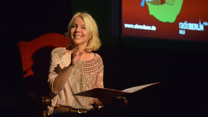 Schauspielerin Antje von der Ahe auf dem OHRENBÄR-Thron, liest eine Geschichte (Quelle: rbb/Thomas Ernst)