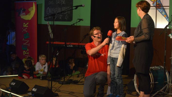 Moderator Alexander Schurig und Schirmherrin Sabine Ludwig interviewen Jurykind Yukino (Quelle: rbb/Thomas Ernst)