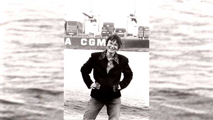 Schwarz-weiß-Porträt der Autorin Susanne Orosz in einem Hafen (Quelle: privat)
