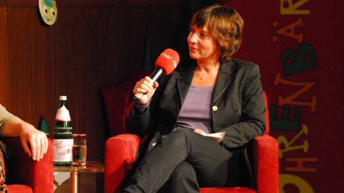 Moderatorin Natascha Cieslak mit dem Mikrofon in der Hand beim Interview auf der Bühne © rbb/Peter Rauh