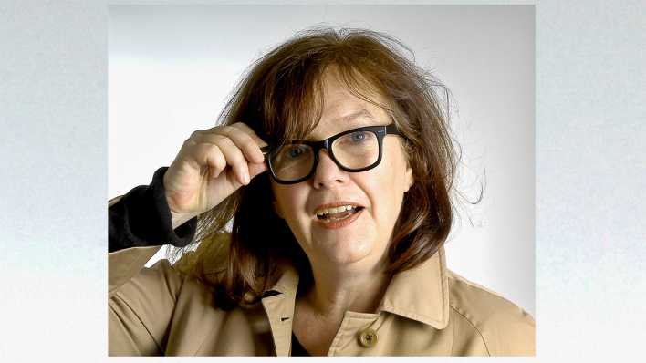Porträt der Schauspielerin Frauke Poolman, rechte Hand an der Brille (Quelle: Monika Schmitz)