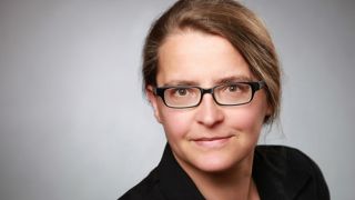 Porträt der Autorin Antje Rittermann vor einem grau-weißen Hintergrund (Quelle: privat)