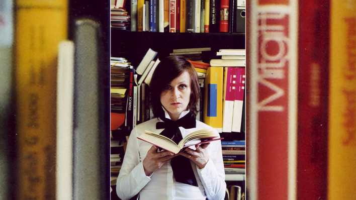 Porträt der Schauspielerin Sophie Rois vor einer Bücherwand (Quelle: Thomas Aurin)