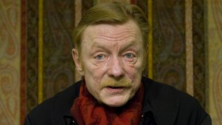 Porträt des Schauspielers Otto Sander mit rotem Schal (Quelle: imago images/Reiner Zensen)