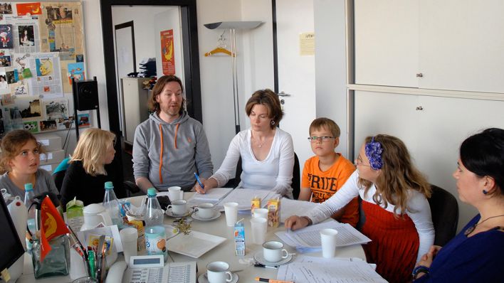 Die Jurymitglieder beim 6. Schreibwettbewerb um einen Tisch in der OHRENBÄR-Redaktion (Quelle: rbb/OHRENBÄR/Birgit Patzelt)