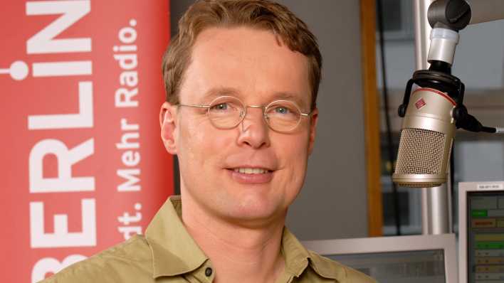 radioBERLIN-Moderator Alexander Schurig im Studio am Mikrofon (Quelle: radioBERLIN)