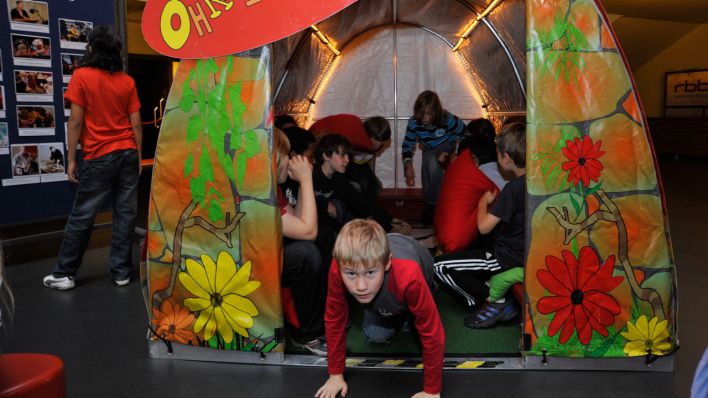 Kinder sitzen in der OHRENBÄR-Höhle und hören Geschichten © Thomas Ernst