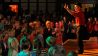 Musiker Robert Metcalf auf der Bühne streckt beide Zeigefinger in die Luft und die Kinder im Publikum machen mit © Thomas Ernst