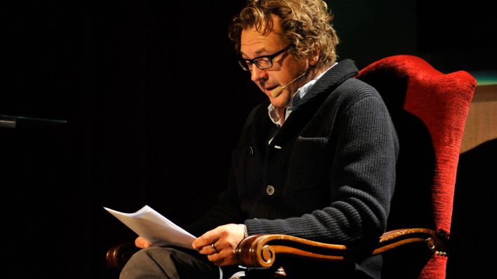 Schauspieler Andreas Fröhlich sitze im OHRENBÄR-Sessel und liest eine Geschichte © Thomas Ernst