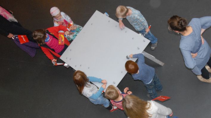 Kinder hämmern an einem Basteltisch, Blick von oben © rbb/Birgit Patzelt