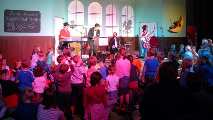 Blick in den kleinen Sendesaal zur Bühne, Kinder stehen und tanzen zur Musik (Quelle: rbb/OHRENBÄR/Birgit Patzelt