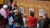 Kinder hören aufmerksam an der Bildersprachen-Wand zu © rbb/Birgit Patzelt