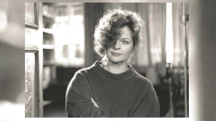 Porträt der Schauspielerin Sabine Sinjen in der Wohnung, schwarz-weiß (Quelle: privat)