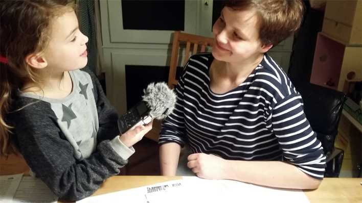 Kinder-Reporterin Pauline interviewt Illustratorin Geka Pahnke (Quelle: Annette Weiss)