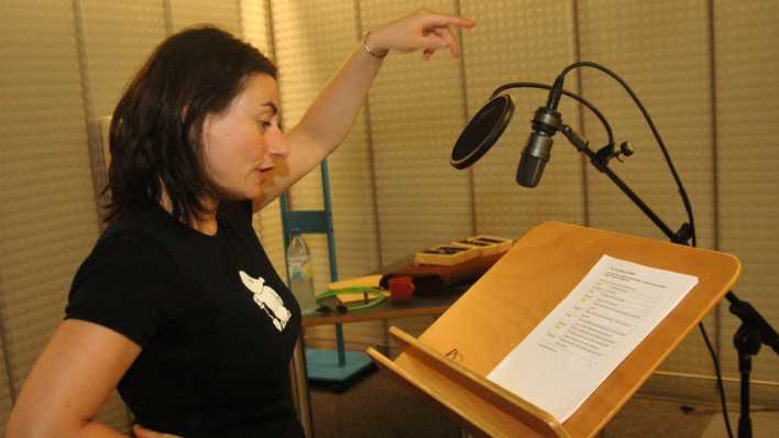 Schauspielerin Ilka Teichmüller beim Einsprechen eines Krähe-Textes im rbb-Studio (Quelle: rbb/OHRENBÄR/Birgit Patzelt)