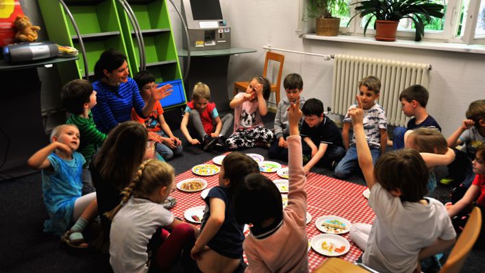 Kinder sitzen auf dem Boden in einer Runde (Quelle: rbb/OHRENBÄR/Lisa Thieler)