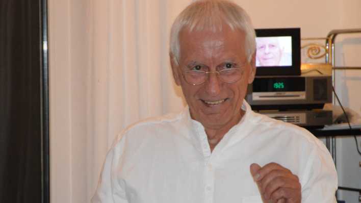 Porträt des Autors Joachim Walther im weißen Hemd (Quelle: privat)