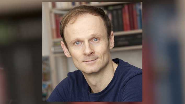 Porträt des Autors Jochen Weeber, vor einem Bücherregal (Quelle: Thomas Merz) Porträt des Autors Jochen Weeber, vor einem Bücherregal (Quelle: Thomas Merz)