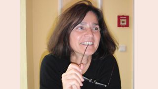 Porträt der Autorin Carola Wiemers, lachend, mit Brille in der rechten Hand (Quelle: privat)