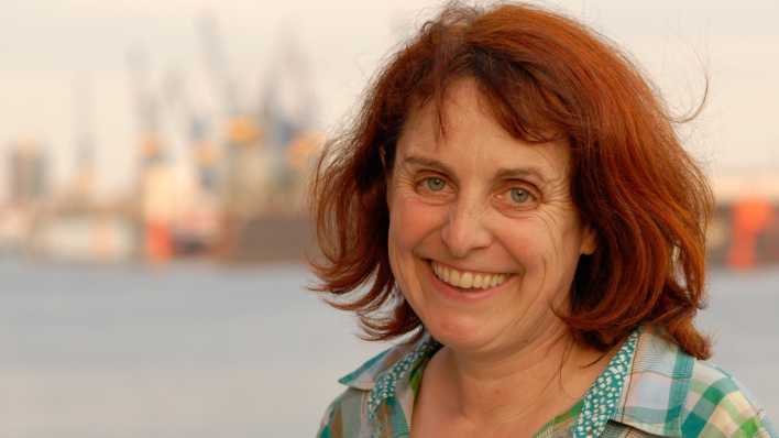 Porträt der Autorin Annette Zaborowski vor einer Hafenanlage (Quelle: Eva Steffenhagen)