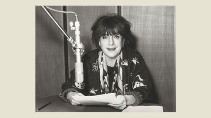 Hannelore Hoger liest im Studio, Aufnahme in schwarz-weiß (Quelle: rbb/OHRENBÄR)