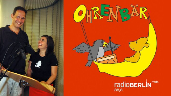 Ohrenbär (Klaus-Peter Grap) und Krähe (Ilka Teichmüller) im Studio am Lesepult, daneben das OHRENBÄR-Logo mit radioBERLIN 88,8-Logo (Quelle: rbb)