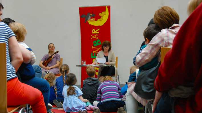 Familienlesung Alte Schmiede 2017 - mit Schauspielerin Frauke Poolmann und Geigerin Sarah Piorkowsky (Quelle: rbb/OHRENBÄR/Birgit Patzelt)