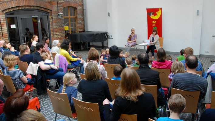 Schauspielerin Frauke Poolmann und Geigerin Sarah Piorkowsky begeistern die kleinen und großen Gäste (Quelle: rbb/OHRENBÄR/Birgit Patzelt)